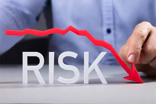 استراتژی‌های مدیریت ریسک به‌معامله‌گران کمک می‌کنند تا از سرمایه‌های خود محافظت کنند.