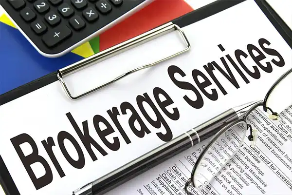 خدمات مناسب به معامله‌گران در بهبود مهارت‌ها و دانش معاملاتی و ارتباط با سایر معامله‌گران کمک می‌کند.