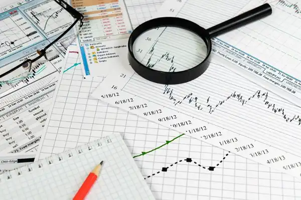 یک تحلیلگر تکنیکال معمولا نمودارهای سهام را برای شناسایی روندها بررسی می‌کند.
