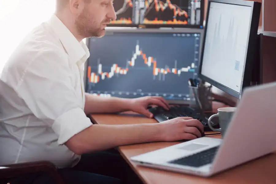 اکسپرت، یک برنامه کامپیوتری است که به‌طور خودکار بازار فارکس را نظارت می‌کند و سیگنال‌هایی را برای شناسایی فرصت‌های معاملاتی ارائه می‌دهد.