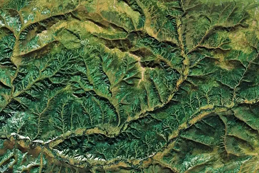 الگوی توپوگرافی رشته کوه‌ها که در مقیاس‌های مختلف تکرار شده‌اند.