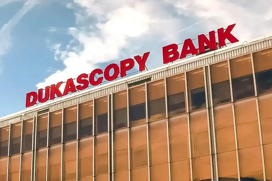 سایت Dukascopy از اندیکاتورها و ابزارهای پایه‌ای تکنیکال بهره می‌برد و به‌عنوان یک بانک آنلاین در شهر ژنو، سوئیس فعالیت می‌کند.