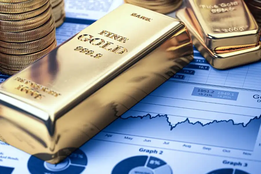 در بحران‌های اقتصادی موسسات حرفه‌ای با دانستن رابطه تورم و طلا، قراردادهای آتی طلا را تنظیم می‌کنند و با سرمایه‌گذاری کم‌تر، از نوسانات قیمت طلا سود می‌برند.