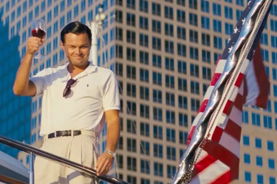 The Wolf of Wall Street 2013 به‌عنوان هیجان‌انگیزترین فیلم برای تریدرها، به بررسی روان‌شناسی شخصیت‌های حاضر در فضای بورس می‌پردازد.